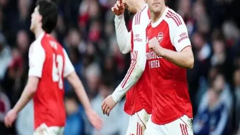 曼联坚定卡塞米罗留队决心，球员踊跃响应减薪计划，英媒揭露惊人幕后真相